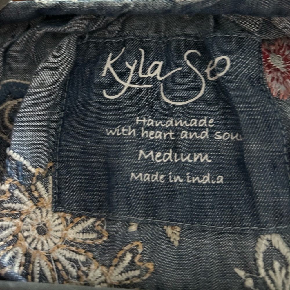 NWT Katie & Kyla Seo Embroidered Chambray Blouse - Picture 9 of 13
